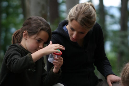 Ragazza e donna con lente d'ingrandimento