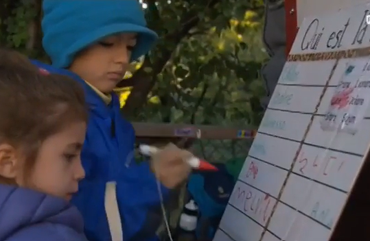 Enfants à l'école dehors