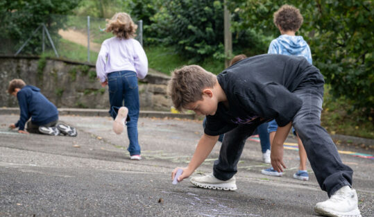 Enfant écrivant à la craie