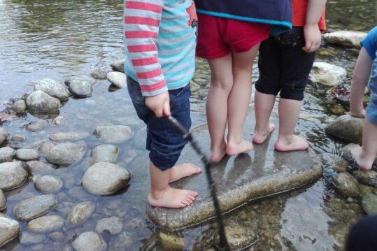 Jeunes Enfants dans l'eau